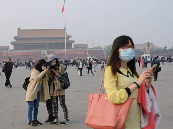 Туристы Масках Посещают Площадь Тяньаньмэнь Тяжелым Смог Пекине Китай Апреля — стоковое фото