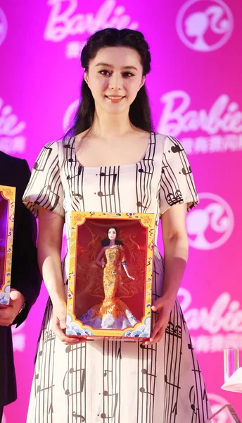 Die Chinesische Schauspielerin Fan Bingbing Posiert Mit Einer Fan Bingbing — Stockfoto