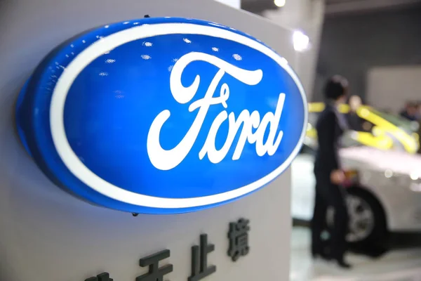 Visitatori Guardano Auto Ford Durante Una Mostra Automobilistica Nella Città — Foto Stock