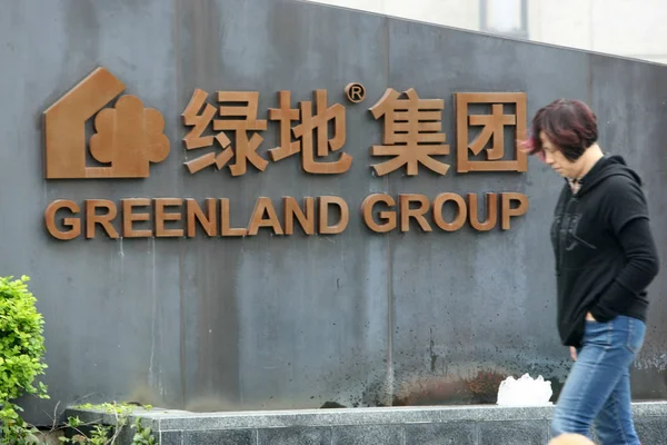 File Peatón Pasa Por Letrero Del Grupo Groenlandia Shanghai China — Foto de Stock