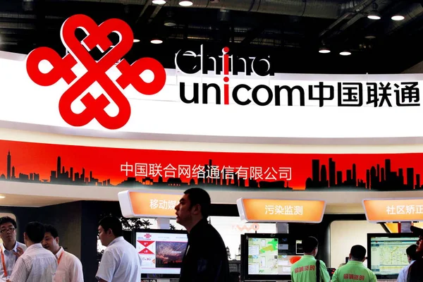 Gente Visita Stand China Unicom Durante Una Exposición Beijing China —  Fotos de Stock