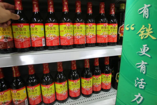 Kund Köper Flaska Haitisk Överlägsen Ljus Sojasås Foshan Haitian Arom — Stockfoto