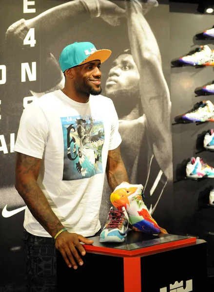 Суперзірки Нба Леброн Джеймс Позує Парою Взуття Баскетболу Він Розроблений — стокове фото