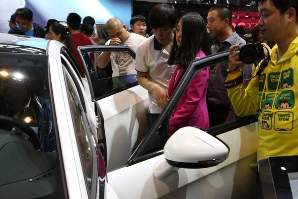 2014年4月26日在中国北京举行的第十三届北京国际汽车展览会 又称2014年中国汽车展 参观者观看一辆汽车 — 图库照片