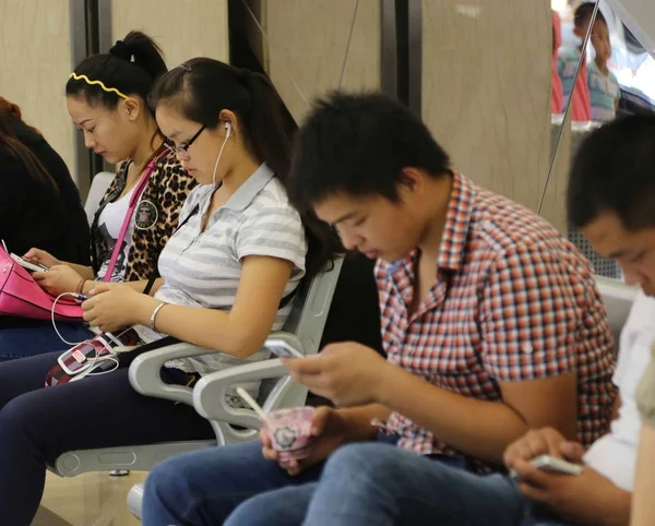Chinesische Handynutzer Surfen Mit Ihren Smartphones Internet Der Stadt Xuchang — Stockfoto