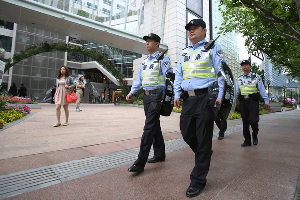 Chinese Police Officers Armed Shields Patrol Huaihai Road Shanghai China — Stock Photo, Image