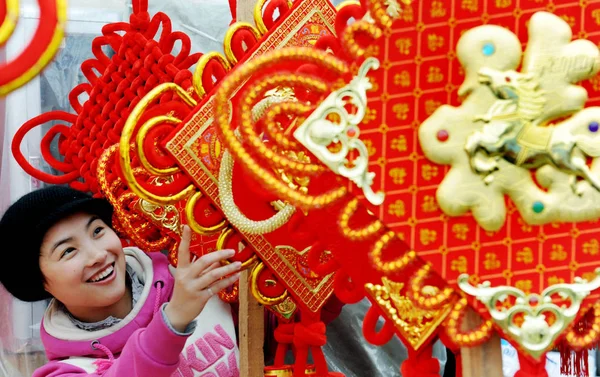 고객은 다가오는 중국의 축제에 장식을 Wuyuan 카운티의 시장에서 Chinas 2014 — 스톡 사진