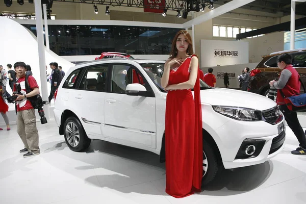 2014年4月20日在中国北京举行的第十三届北京国际汽车展览会 2014年中国汽车 一个模特与奇瑞 Tiggo 摆姿势 — 图库照片