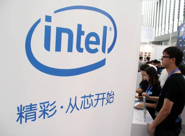 Chinesische Mitarbeiter Stand Von Intel Während Einer Ausstellung Der Stadt — Stockfoto