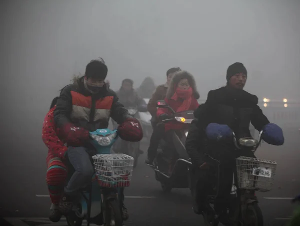 Rowerzyści Jeżdżą Drodze Ciężkim Smog Mieście Bozhou Wschodnia Prowincja Chinas — Zdjęcie stockowe