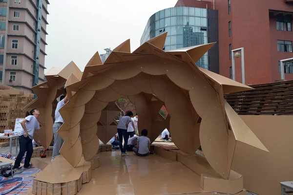 Des Étudiants Chinois Construisent Leur Maison Papier Sur Campus Université — Photo