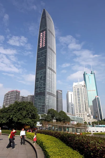 2013年11月23日 深圳瑞吉酒店位于75至100层 距离位于中国南方广东省深圳市的其他摩天大楼附近 人们正在拍摄K 100 金钥匙100 塔楼的照片 — 图库照片