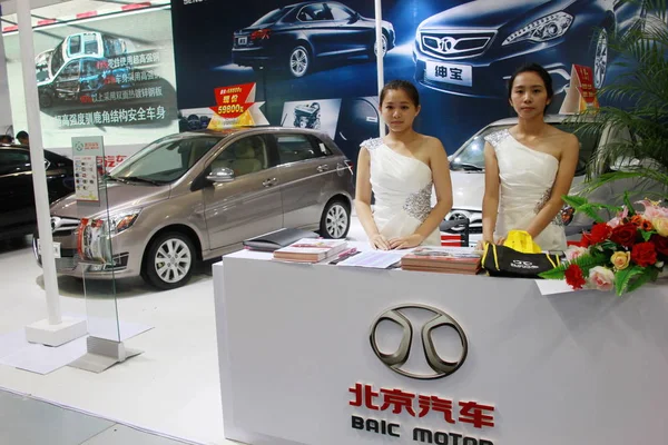 Los Empleados Son Vistos Stand Baic Motor Beijing Automotive Industry —  Fotos de Stock