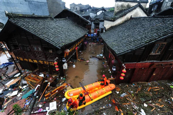 Kínai Mentők Evakuálni Helyi Lakosok Elárasztott Területeken Sérült Felhőszakadás Fenghuang — Stock Fotó