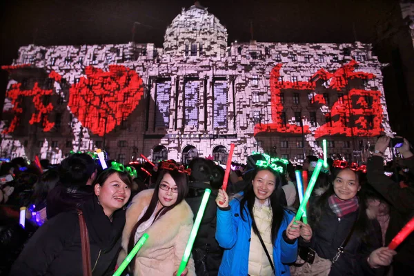 Pessoas Assistem Show Luzes Com Sinais Dizendo Amo Xangai Bund — Fotografia de Stock