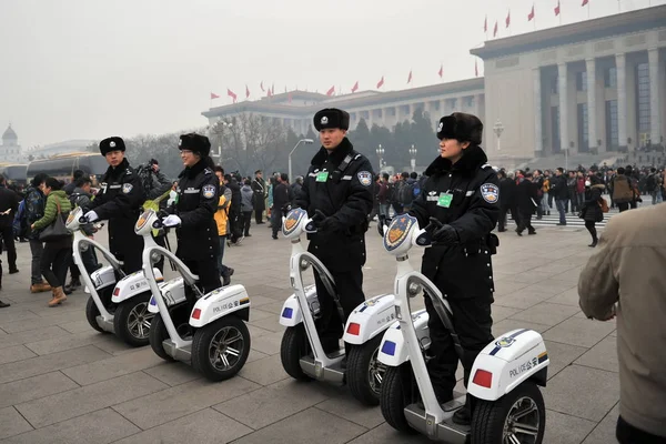 Policías Chinos Montan Vehículos Eléctricos Dos Ruedas Tipo Segway Para — Foto de Stock