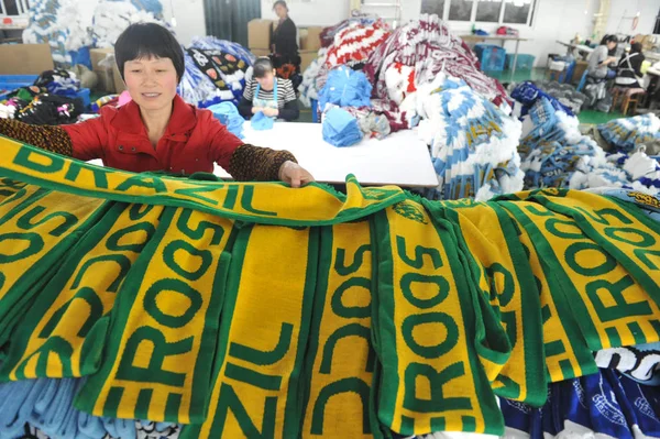 Una Trabajadora China Examina Las Bufandas Los Fanáticos Brasil Socceroos — Foto de Stock