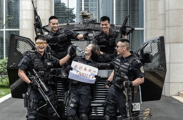 Swat Poliser Håller Vapen Posera För Rekrytering Affischer Att Locka — Stockfoto