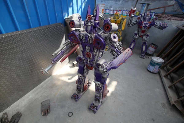 Neu Gebaute Roboter Aus Fahrzeugschrott Einer Werkstatt Der Stadt Shengjing — Stockfoto