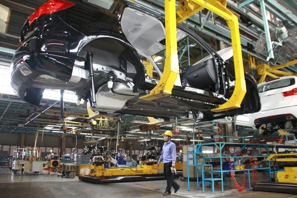 Trabajadores Chinos Montan Automóviles Línea Montaje Planta Automóviles Faw Haima —  Fotos de Stock