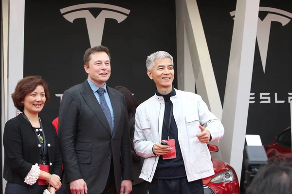 Tesla Ceo Elon Musk Centreren Poses Met Kopers Van Tesla — Stockfoto