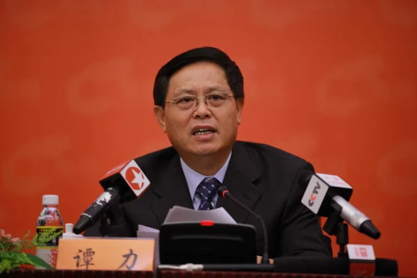 2012年10月24日 时任海南省副省长的谭力在海南省海口市举行的新闻发布会上讲话 — 图库照片