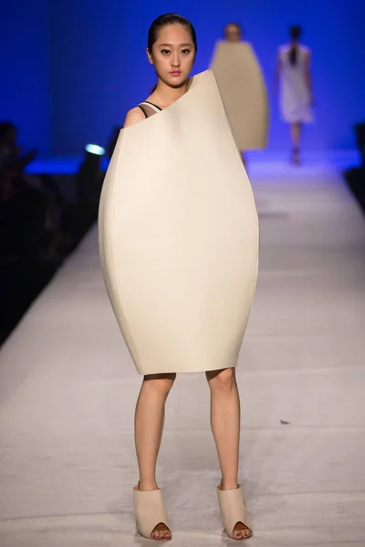 Modell Visar Skapelse Modevisning Som Släppt Utexaminerade Från Beijing Institute — Stockfoto