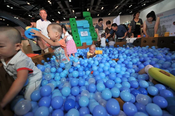 2014年7月17日 第五届中国 玩具与动漫教育博览会期间 孩子们玩海洋球 — 图库照片
