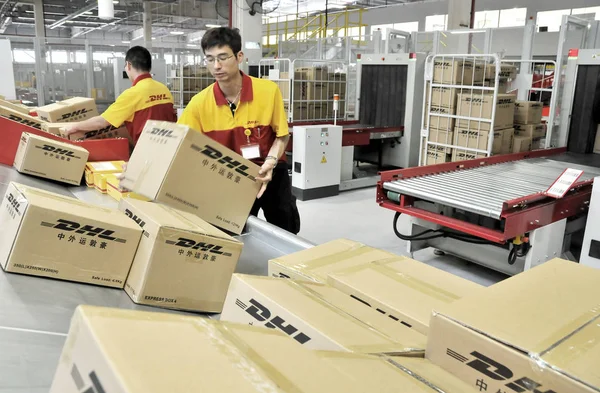 Trabalhadores Chineses Colocaram Pacotes Classificação Durante Teste Novo Dhl North — Fotografia de Stock