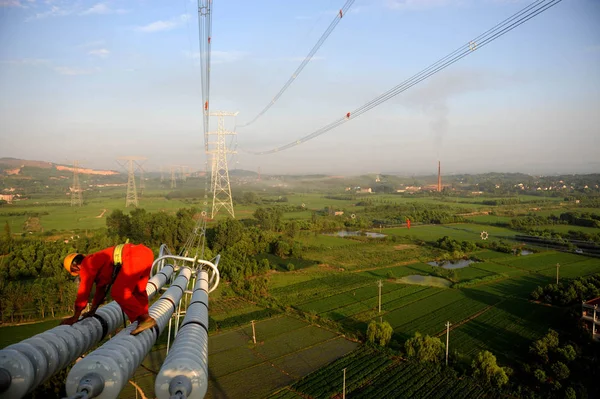 Eletricista Chinês Verifica Repara Linhas Alta Tensão Uma Aldeia Cidade — Fotografia de Stock
