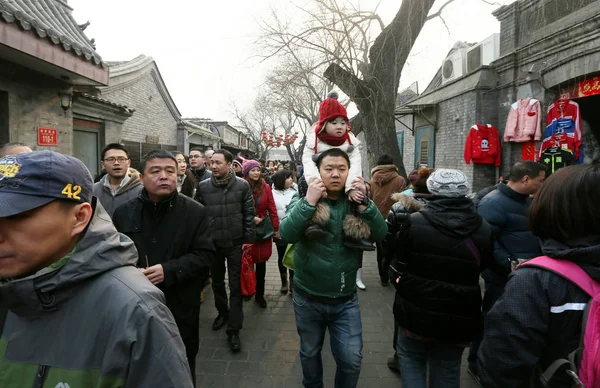 Turisták Tömeg Utcán Nanluo Guxiang Hagyományos Kínai Hutong Terület Peking — Stock Fotó