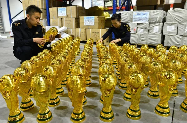 Китайські Митні Офіцери Графа Підроблені Трофеї Кубка Світу Вони Захопили — стокове фото