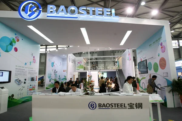 Pessoas Visitam Estande Baosteel Durante 15Th Shanghai International Industry Exhibition — Fotografia de Stock