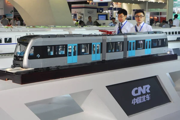 Los Visitantes Miran Los Trenes Modelo Stand Cnr China Northern — Foto de Stock
