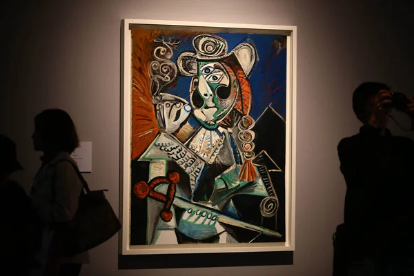 방문객들은 스페인 예술가 파블로 피카소 Pablo Picasso 그림르 마타도르 시가레 — 스톡 사진