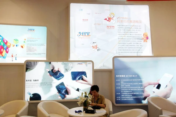 Visitor Tries Out Mobile Payment Service Alipay Her Smartphone Stand — Stock Photo, Image