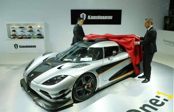 Executivos Revelam Carro Esportivo Koenigsegg One Durante 13Th Beijing International — Fotografia de Stock