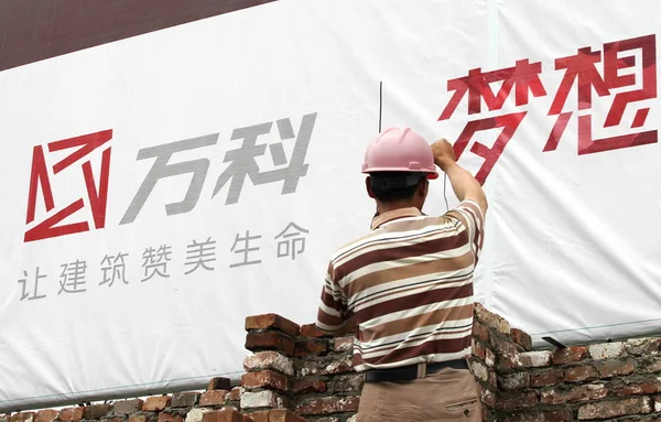 Trabalhador Migrante Chinês Constrói Uma Parede Tijolos Canteiro Obras Projeto — Fotografia de Stock