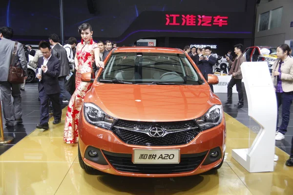 Modelo Posa Con Coche Heyue A20 Jac Jianghuai Automobile Ltd — Foto de Stock