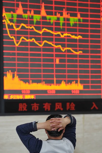 Chiński Inwestor Patrzy Indeks Giełdowy Domu Maklerskiego Fuyang City Prowincja — Zdjęcie stockowe
