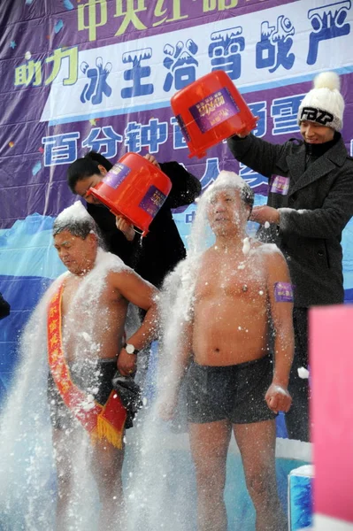 Jin Songhao Links Und Ein Winterschwimmer Trotzen Einer Schneeeimer Herausforderung — Stockfoto