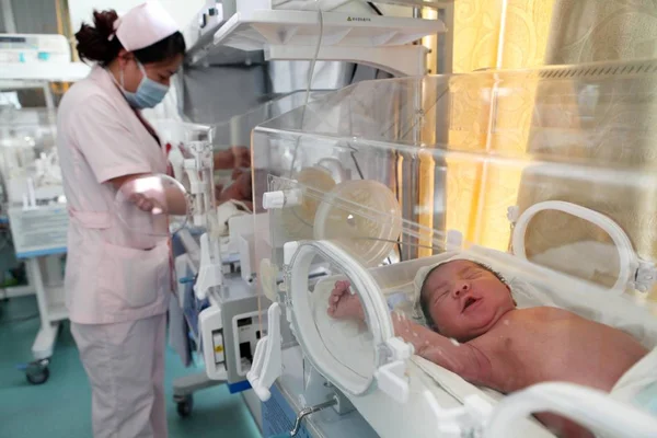 Uma Enfermeira Chinesa Cuida Bebês Recém Nascidos Incubadoras Hospital Condado — Fotografia de Stock