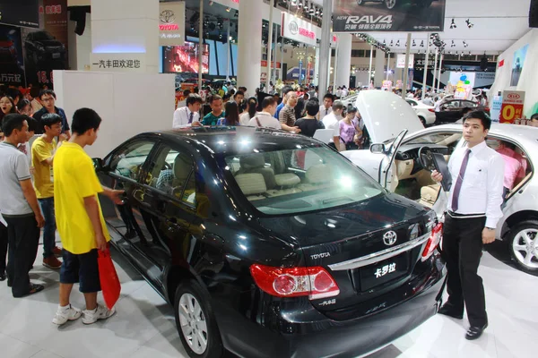 Los Visitantes Observan Los Automóviles Toyota Durante Una Exposición Automóviles — Foto de Stock