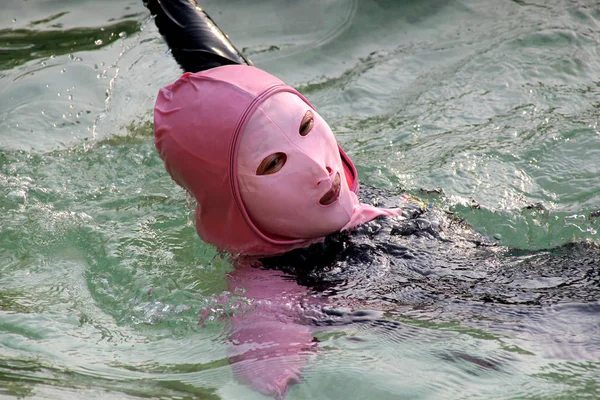 2014년 산둥성 진안시의 목욕탕에서 가면을 여성이 수영장에서 수영을 — 스톡 사진