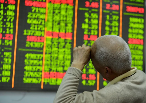 2014 東中国浙江省杭州市の証券会社の家で 赤の価格上昇 と価格下落のため緑の株式の価格を見て 中国の投資 — ストック写真