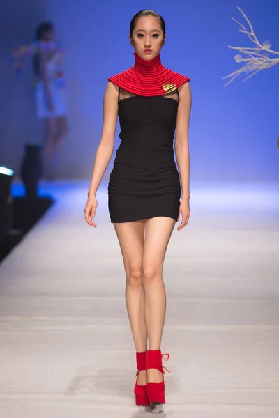 モデルは 2014 日から北京ファッション工科大学 北京での卒業生が発表したファッションショー中に新しい創造を表示します — ストック写真
