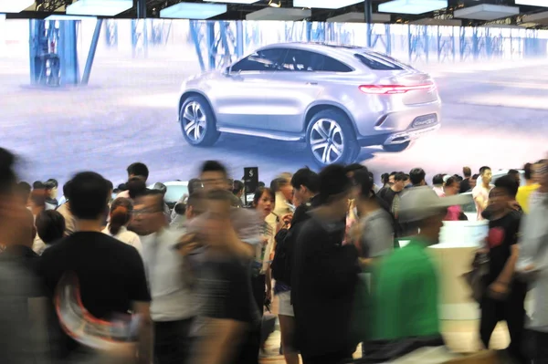 Los Visitantes Congregan Stand Mercedes Benz Durante 13ª Exposición Internacional — Foto de Stock