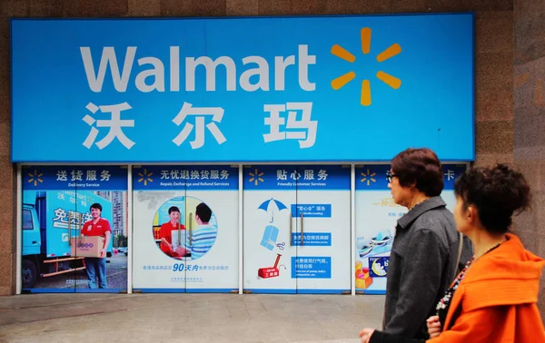 Пешеходы Проходят Мимо Супермаркета Walmart Чунцине Китай Ноября 2013 — стоковое фото