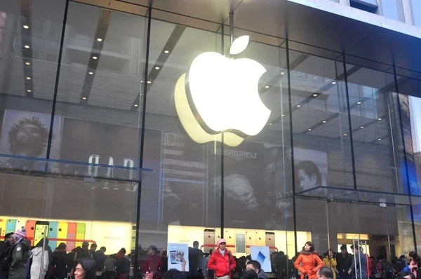 Πεζοί Περπατούν Πέρα Από Apple Store Στον Εμπορικό Δρόμο Nanjing — Φωτογραφία Αρχείου