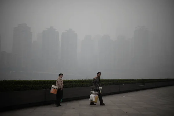 Chinese Vendors Walk Promenade Heavy Smog Chongqing China February 2014 — ストック写真